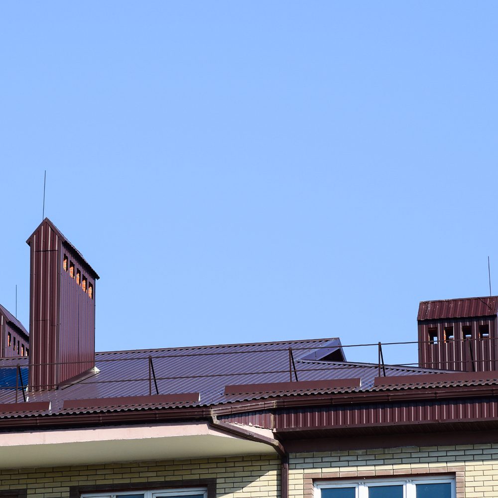 Toiture à deux pans équipée de panneaux photovoltaïques orientés est et ouest.